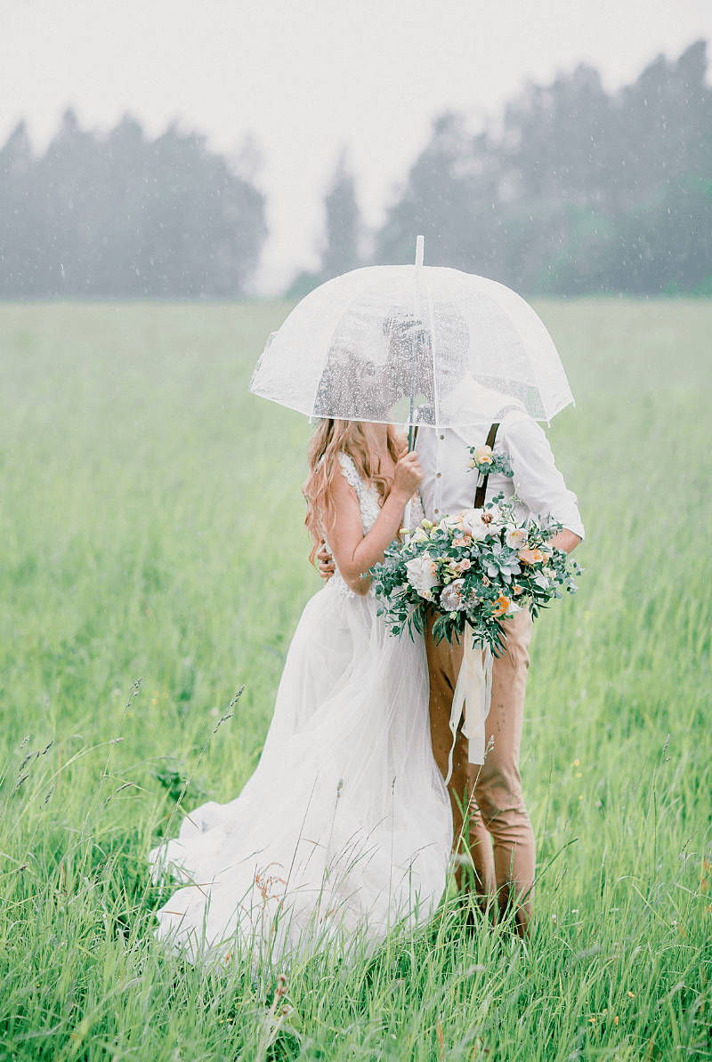 Hochzeitsfotos mit Regenschirm