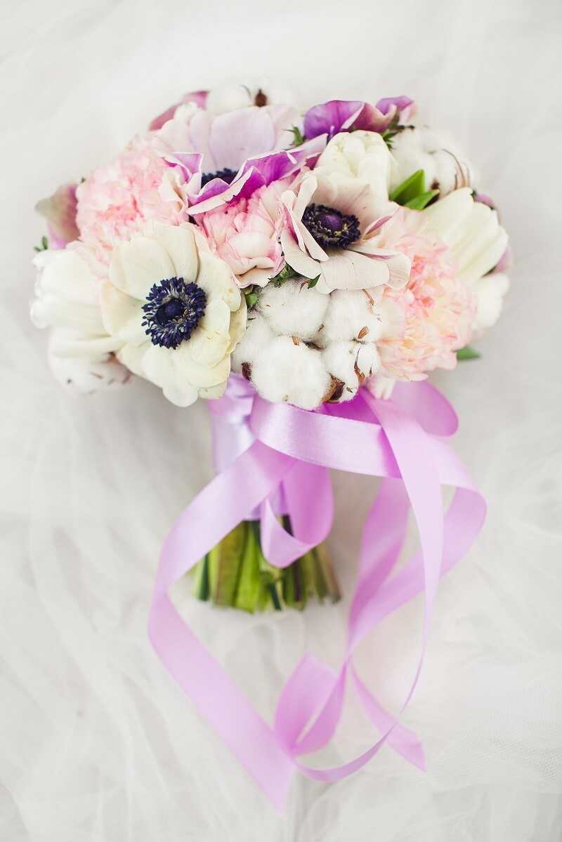 Brautstrauß lila mit Baumwolle und Anemonen