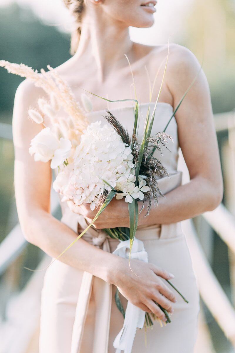 Brautstrauß zart, origineller Brautstrauß, Hochzeitsblumen weiß beige