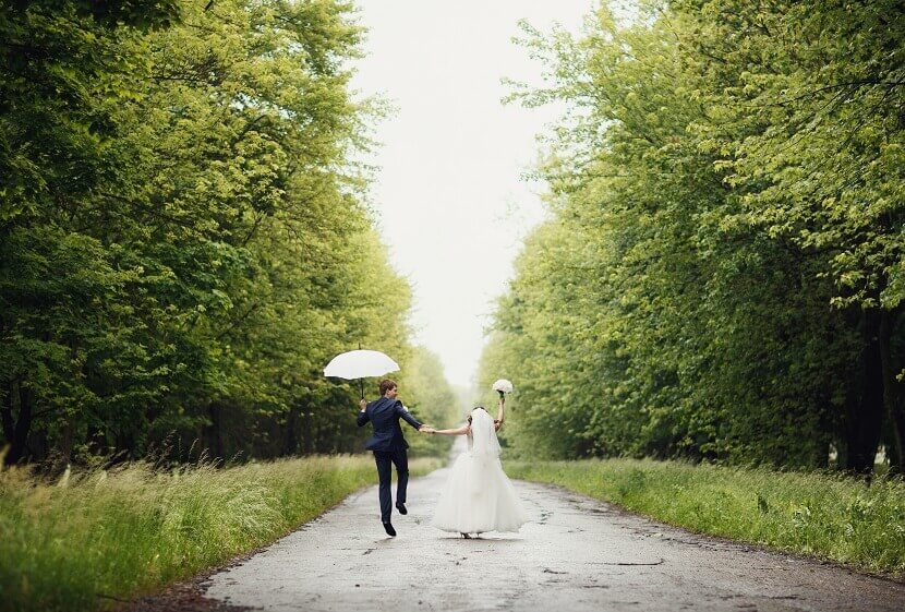18 coole Ideen für den Einsatz von Regenschirmen auf der Hochzeit