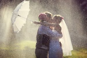 18 coole Ideen für den Einsatz von Regenschirmen auf der Hochzeit