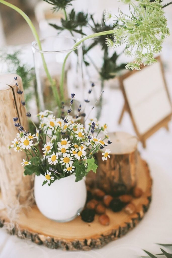 Rustikale Tischdeko mit Wiesenblumen
