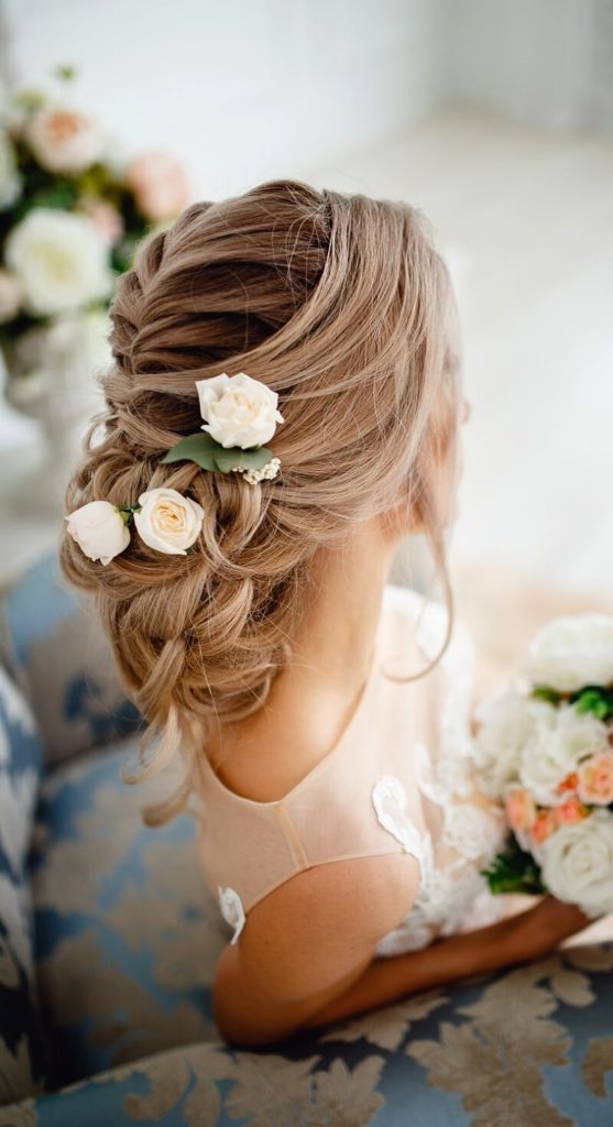 Brautfrisur geflochten mit Haarblumen