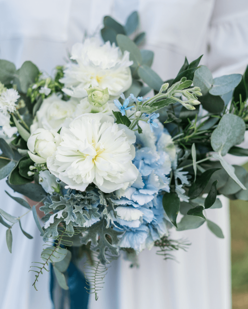 Brautstrauß in Hellblau und Weiß