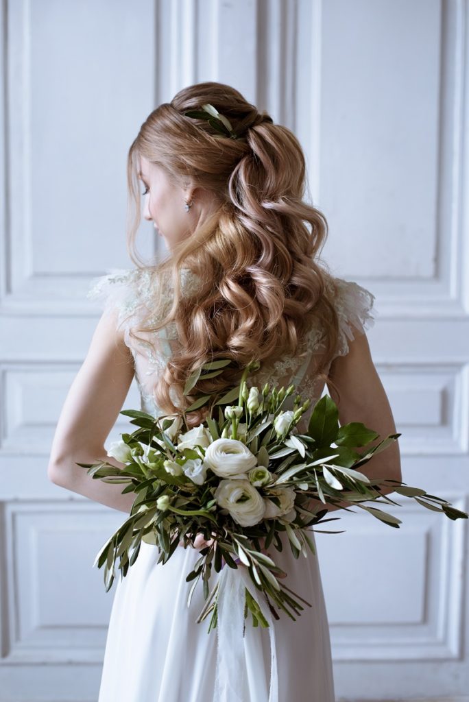 Brautfrisur halboffen für lange Haare, Brautstrauß in Grün und Weiß