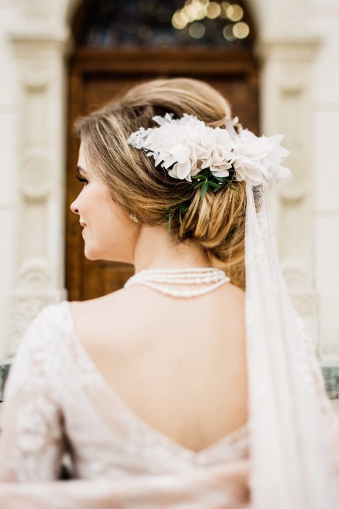 Brautfrisur mit Schleier und Haarblumen