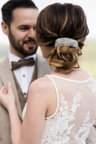 Brautfrisur hochgesteckt mit schicker Haarspange, Foto: Barbara Wenz