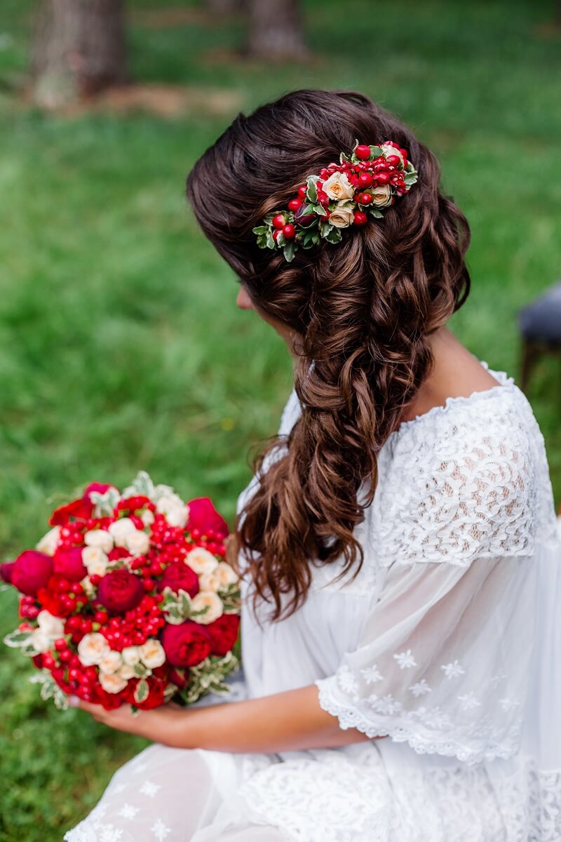 Brautfrisur seitlich mit Haarblumen