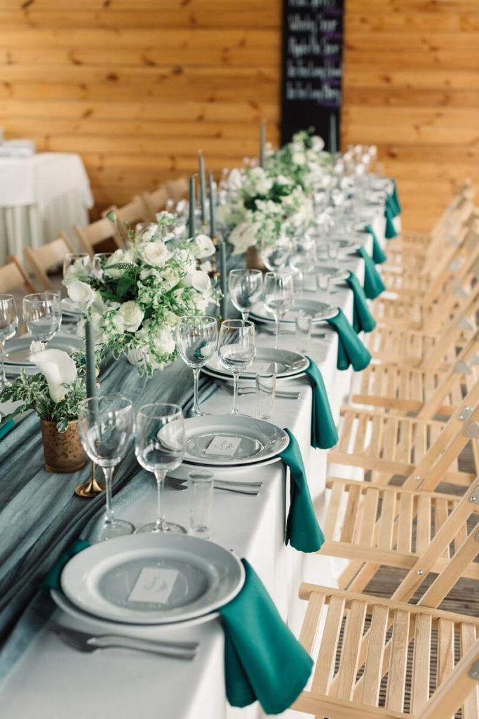 Tischdeko für eine Hochzeit in Grün