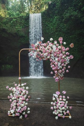 Trauung Blumendeko, Traubogen originell, Hochzeit rosa weiß