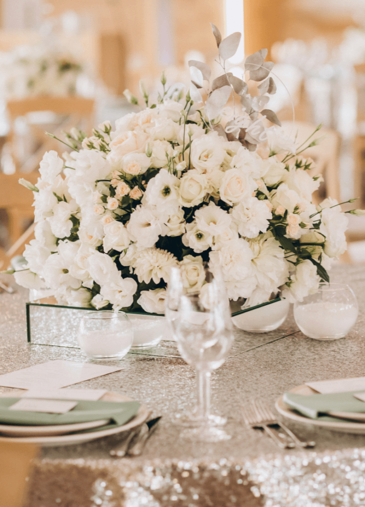 weiße Tischblumen zur Hochzeit
