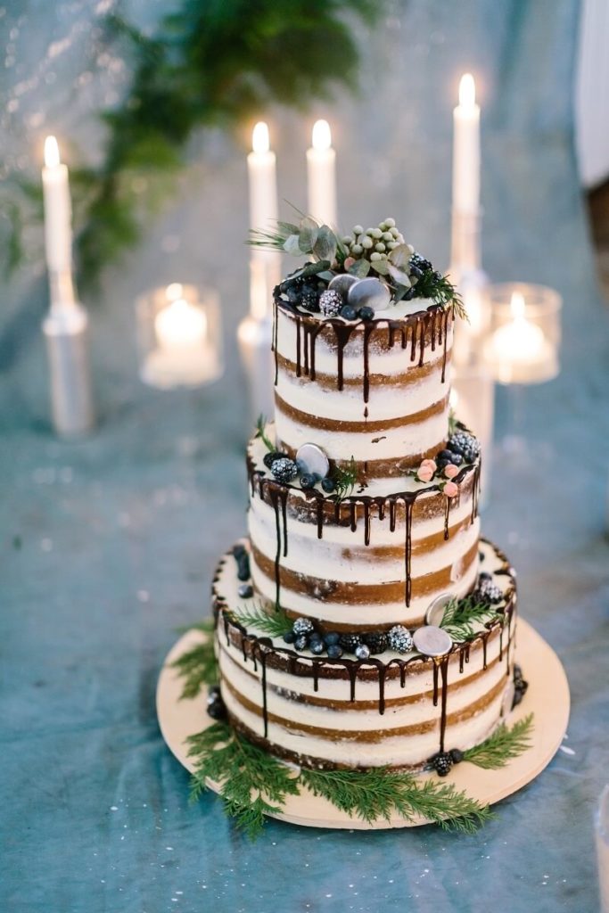 Hochzeit Naked Cake mit dunklem Teig