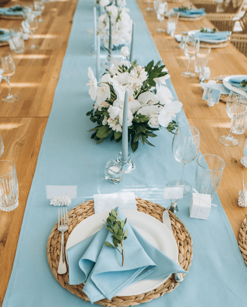 Tischdeko in Hellblau und Weiß