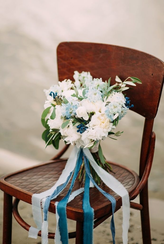 Brautstrauß in Blau und Weiß