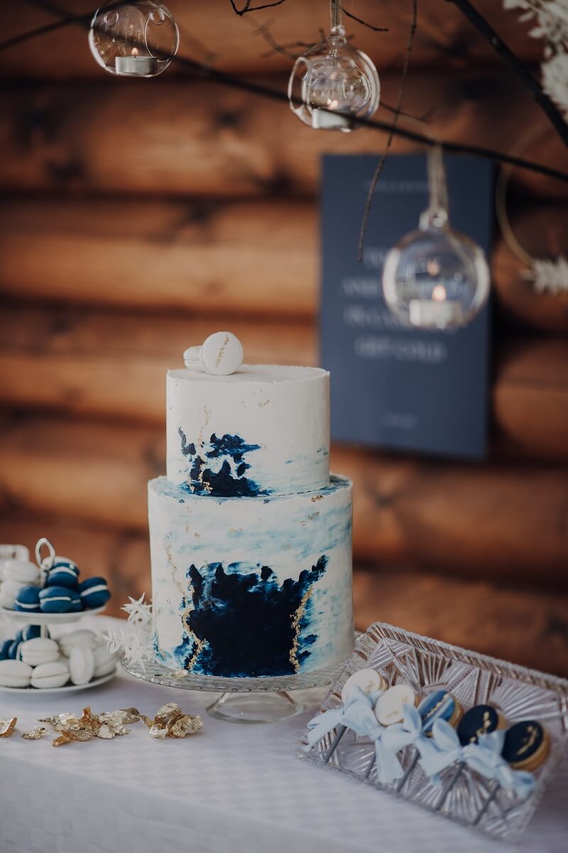 Hochzeitstorte blau weiß