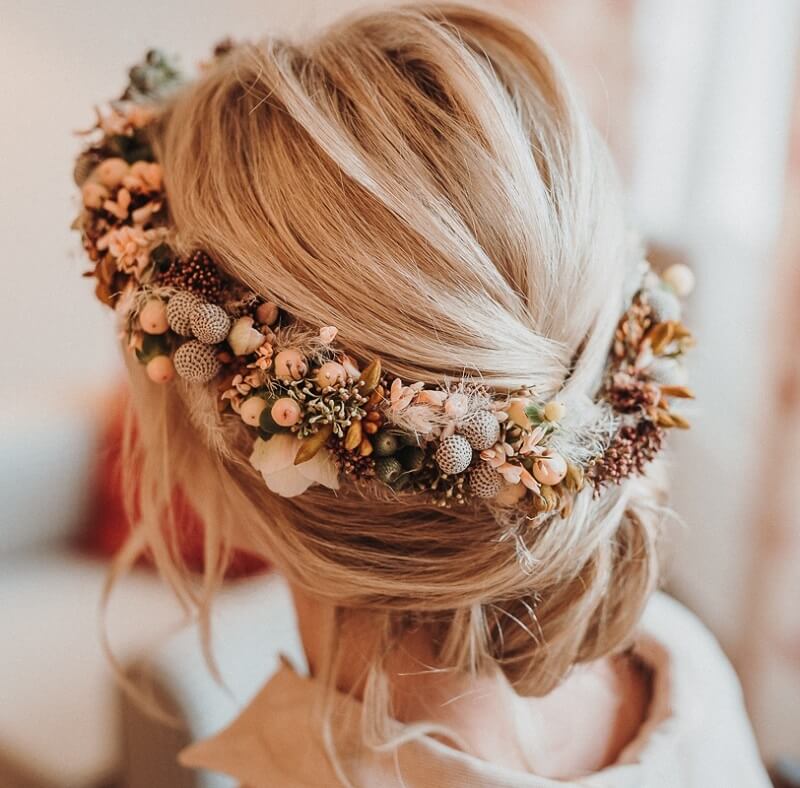 Boho Brautfrisur hochgesteckt mit Blumenkranz
