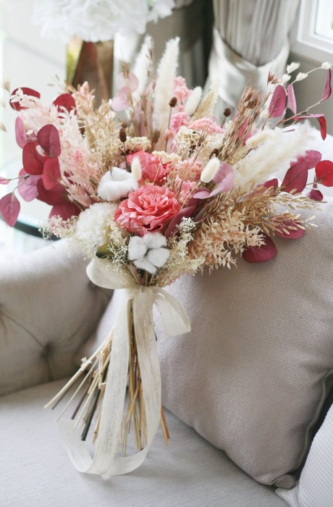 Brautstrauß mit getrockneten Blumen in Pink, Rosa und Beige