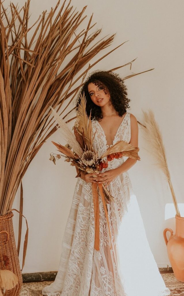 Boho Brautstrauß mit getrockneten Blumen und Gräsern