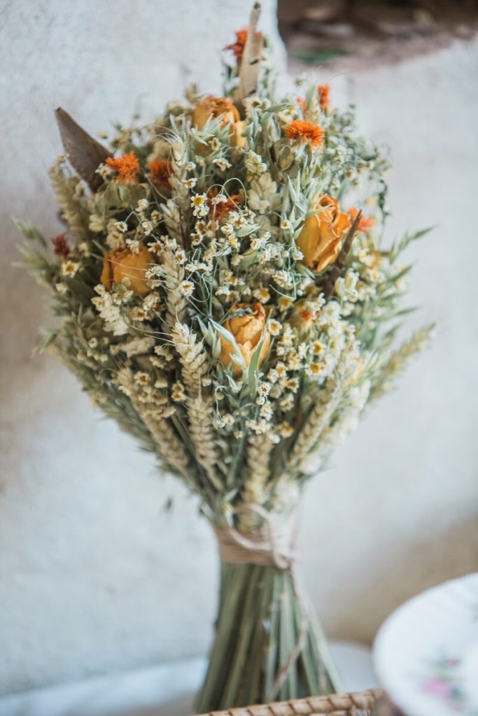 Rustikaler Brautstrauß mit getrockneten Wiesenblumen