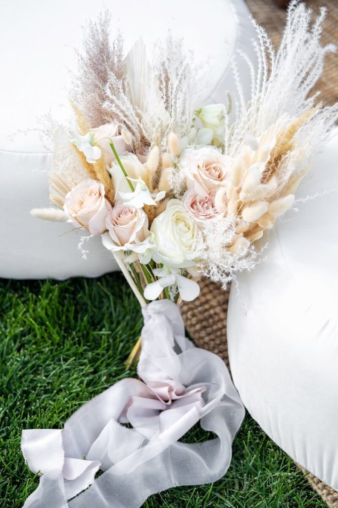 Brautstrauß mit Trockenblumen und frischen Blumen