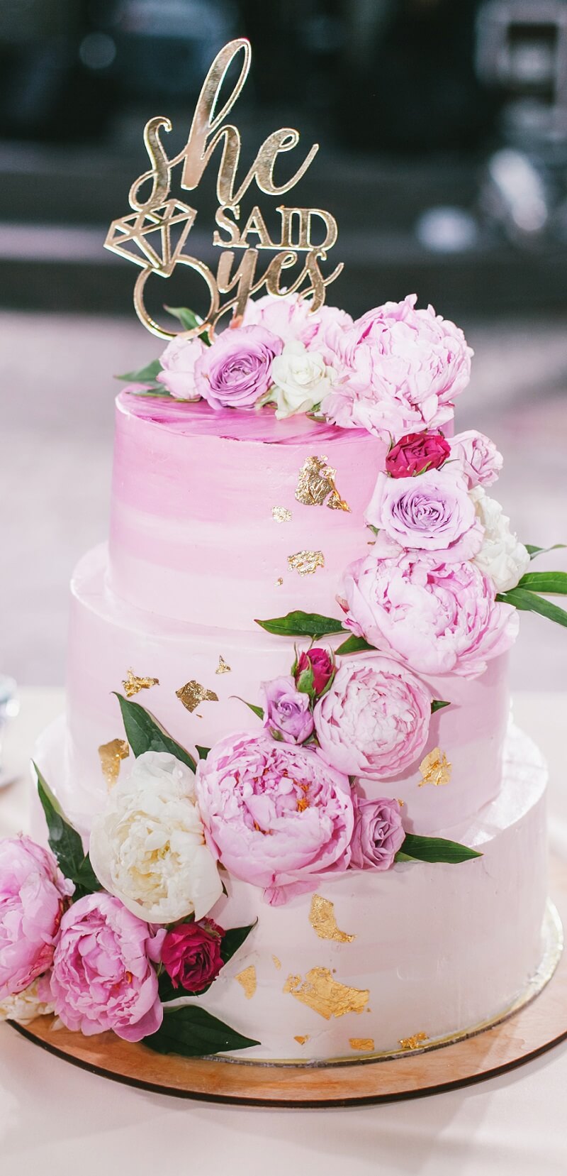 Hochzeitstorte rosa mit Blumendeko