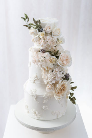 Hochzeitstorte floral weiß