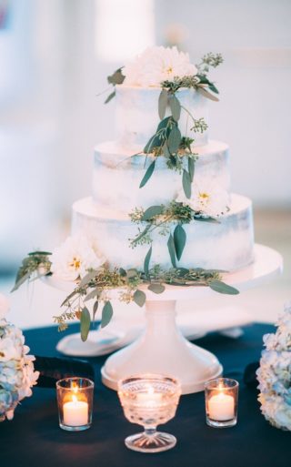 Hochzeitstorte weiß mit Eukalyptus