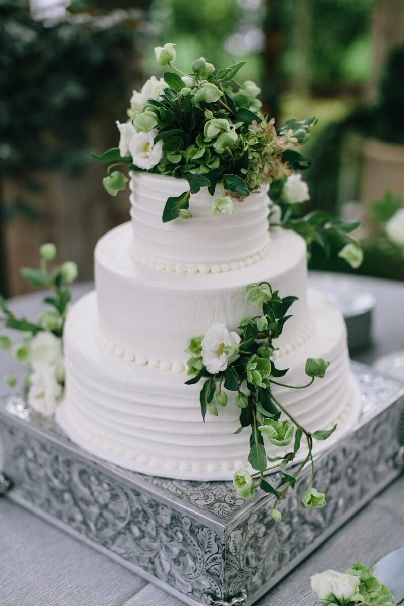 Hochzeitstorte weiß grün mit Blumen