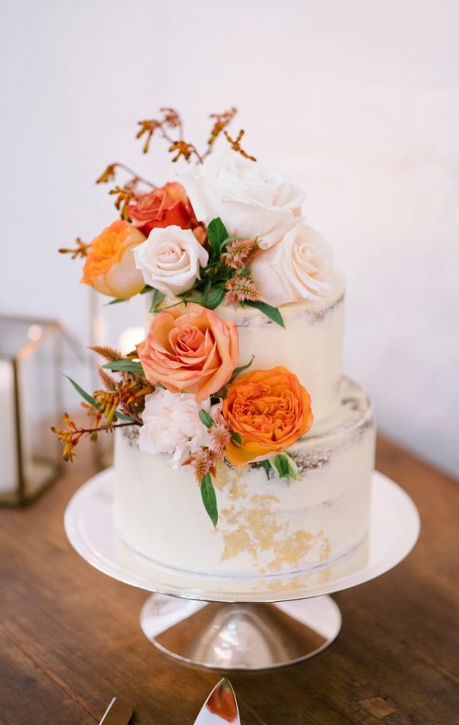 Hochzeitstorte mit Blumendeko orange