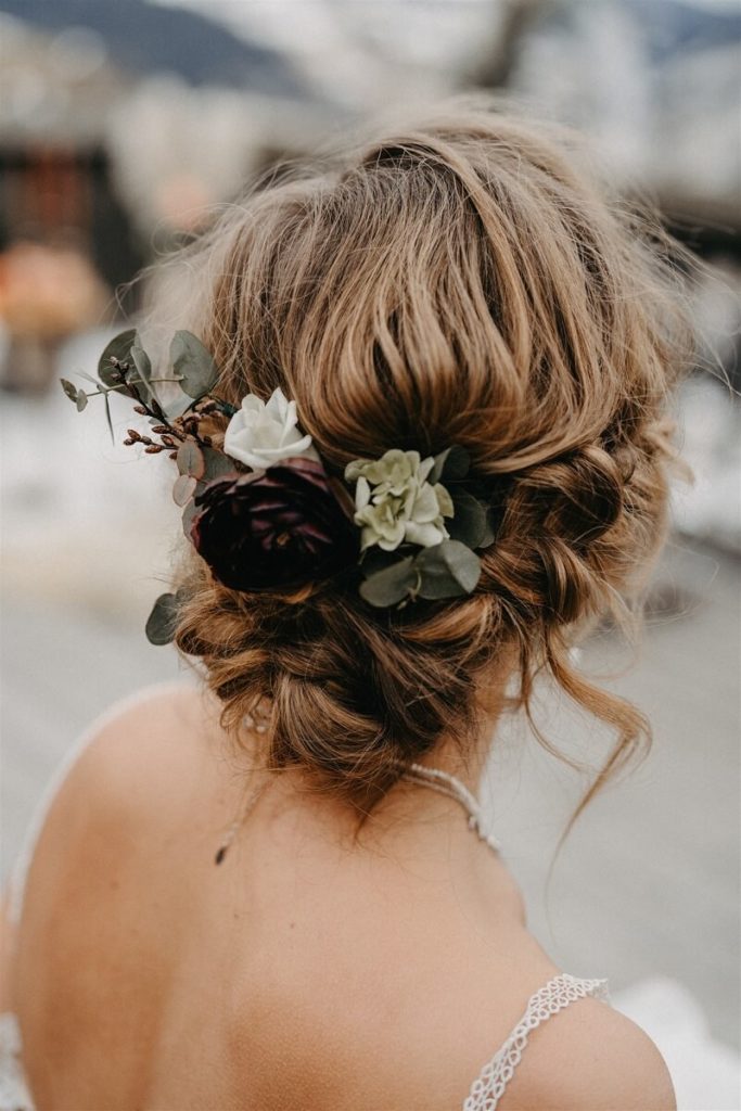 Brautfrisur hochgesteckt mit Haarblumen, Foto: Bianca & Lukas