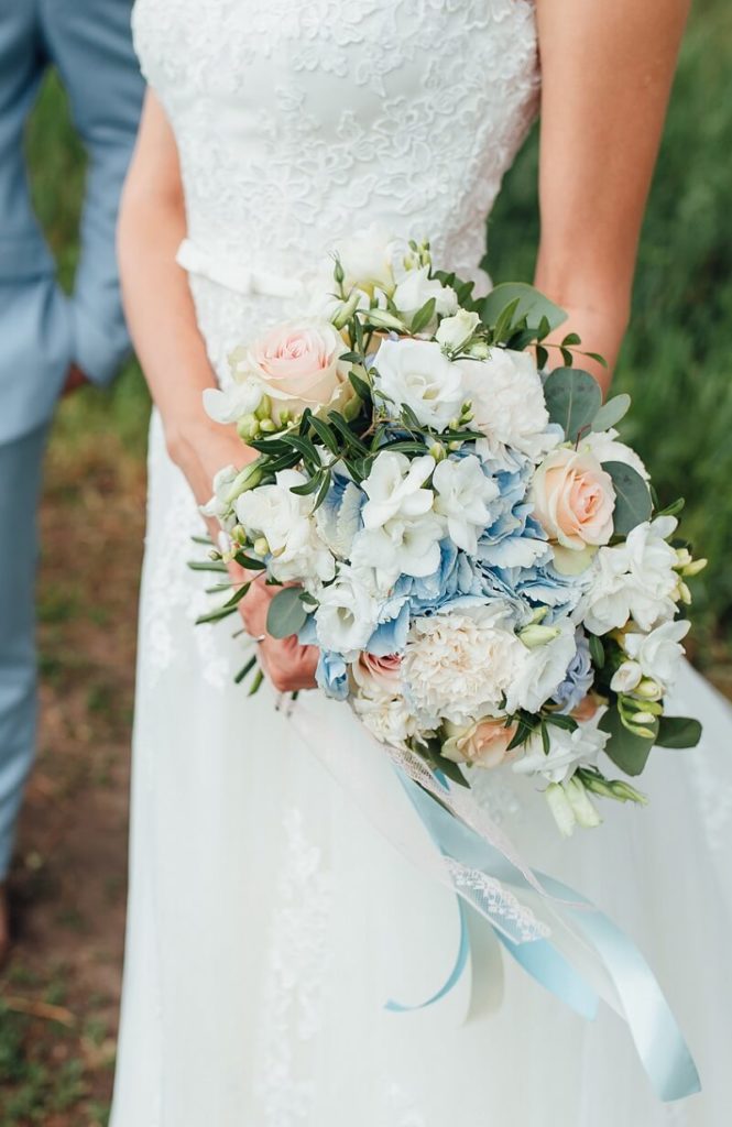 Brautstrauß mit blauen Hortensien