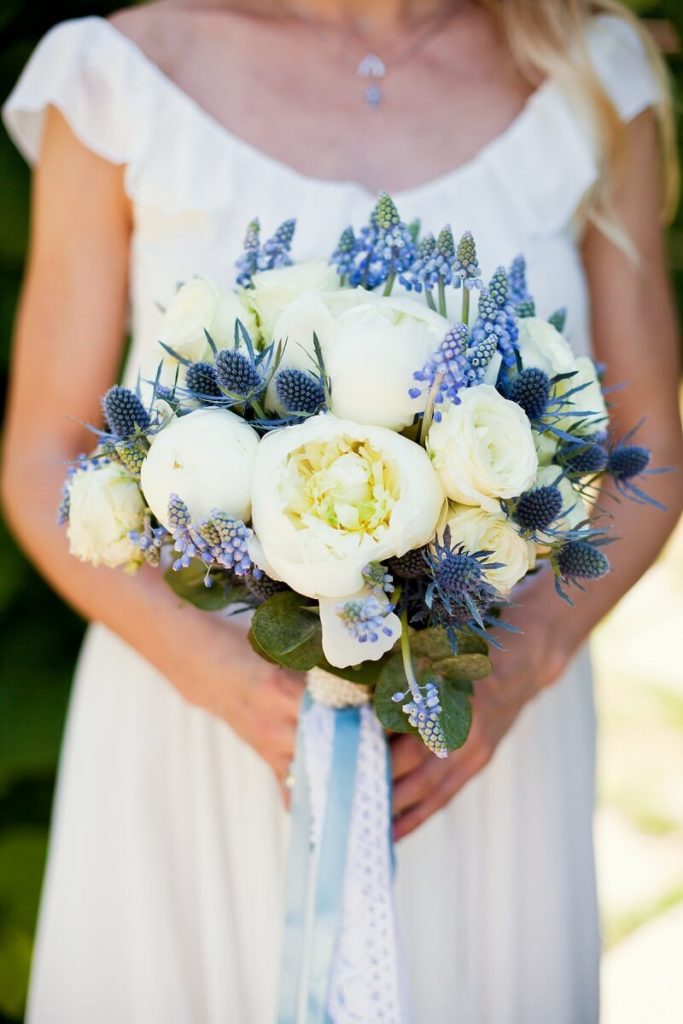 Brautstrauß in Blau und Weiß