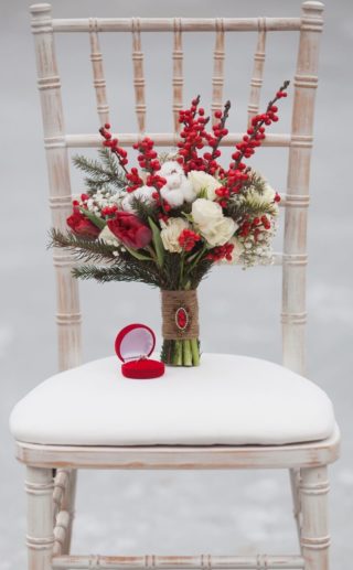 Winter Brautstrauß in Rot und Weiß