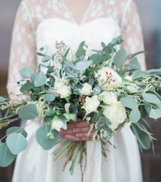Brautstrauß mit Eukalyptus und weißen Blumen