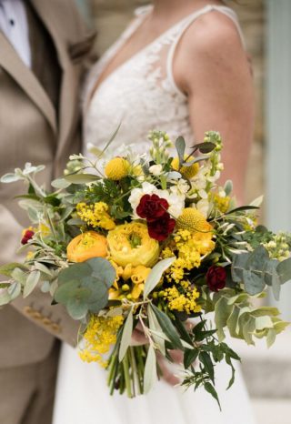 Brautstrauß in Gelb mit weinroten Akzenten (Foto: Barbara Wenz)