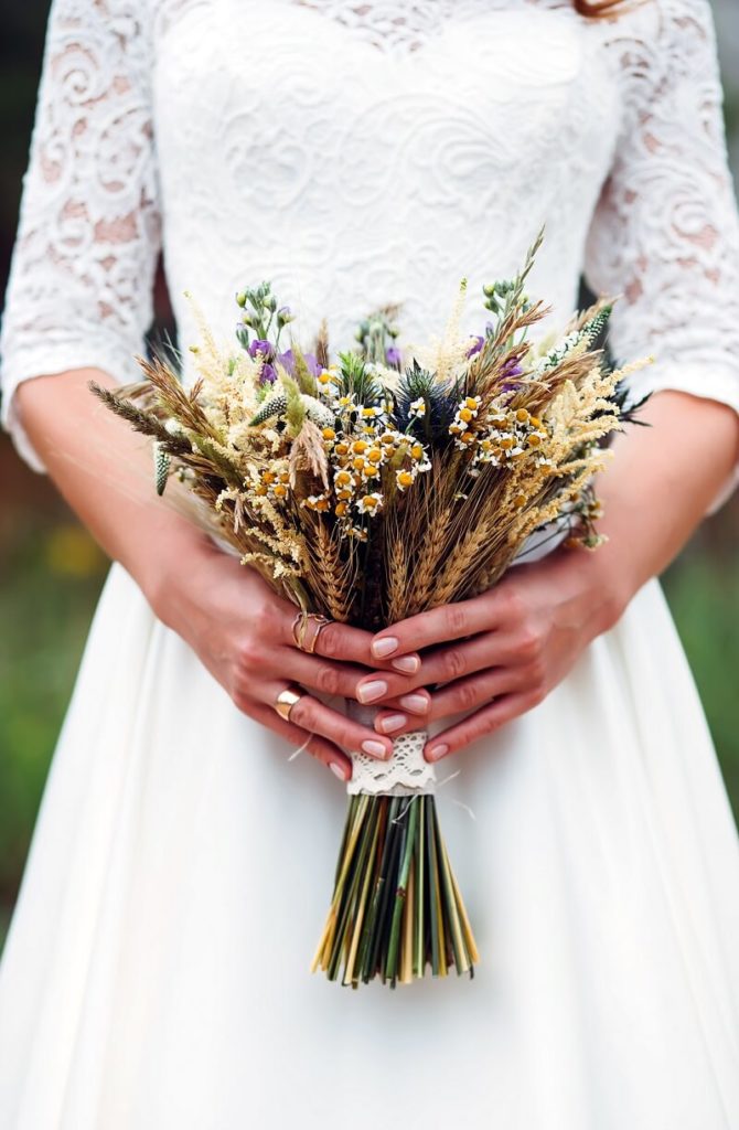 Natürlicher Brautstrauß mit Trockenblumen