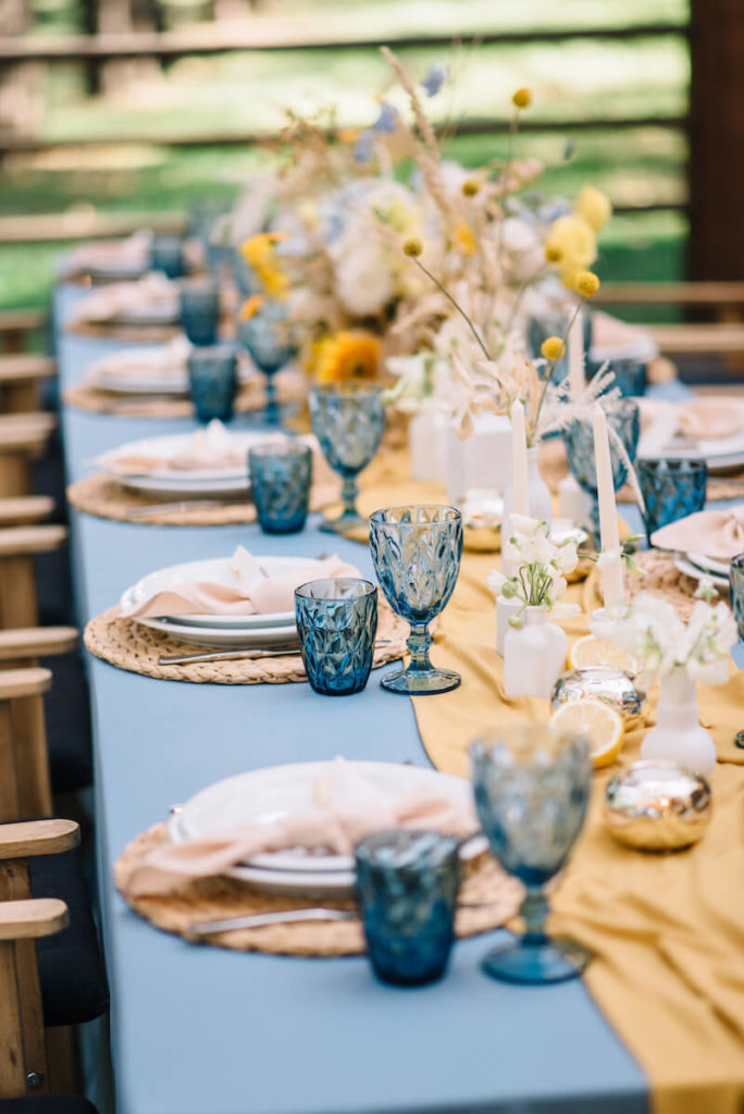 Sommerliche Tischdeko in Gelb und Blau