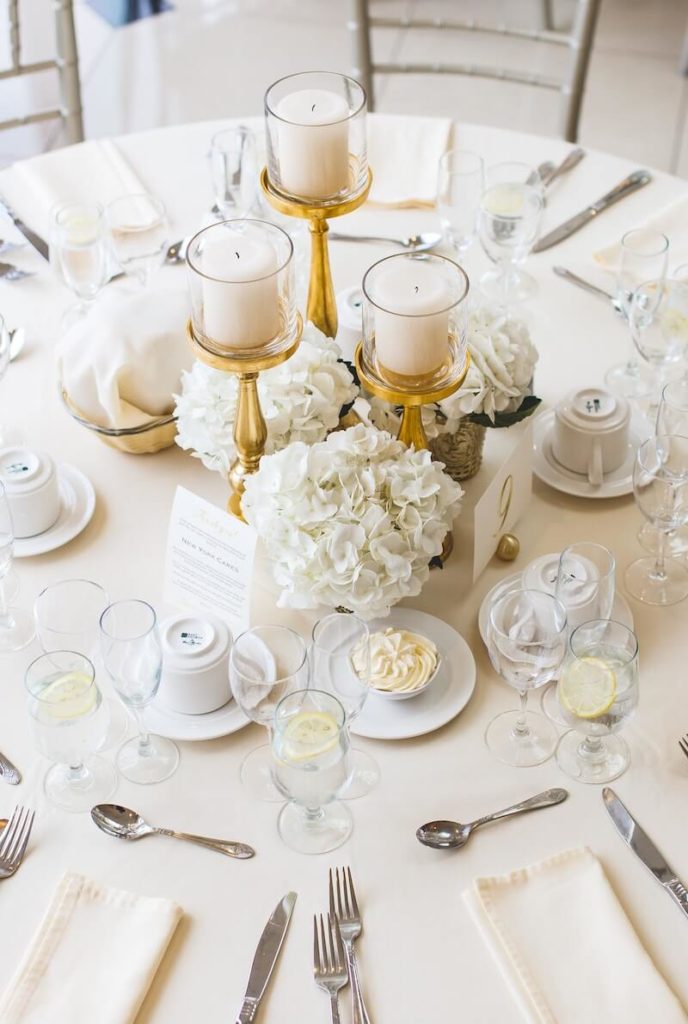 Elegante Tischdeko mit weißen Hortensien