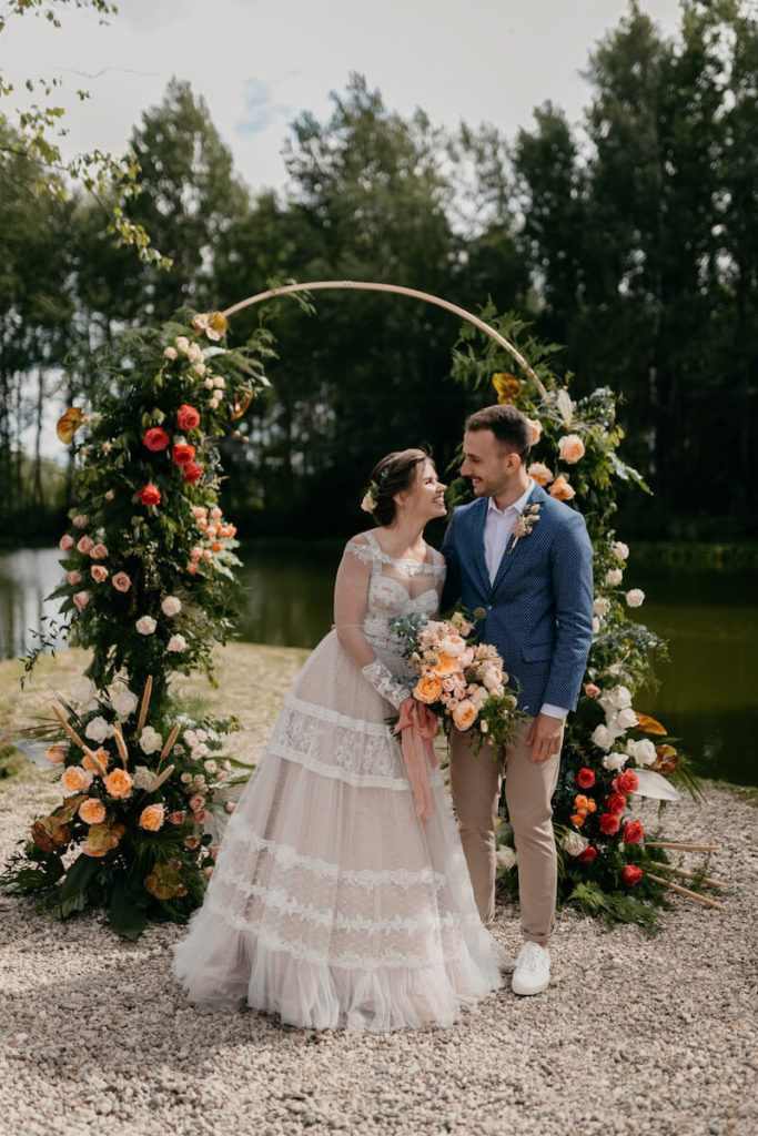 Hochzeitsbogen rund mit üppiger Blumendeko