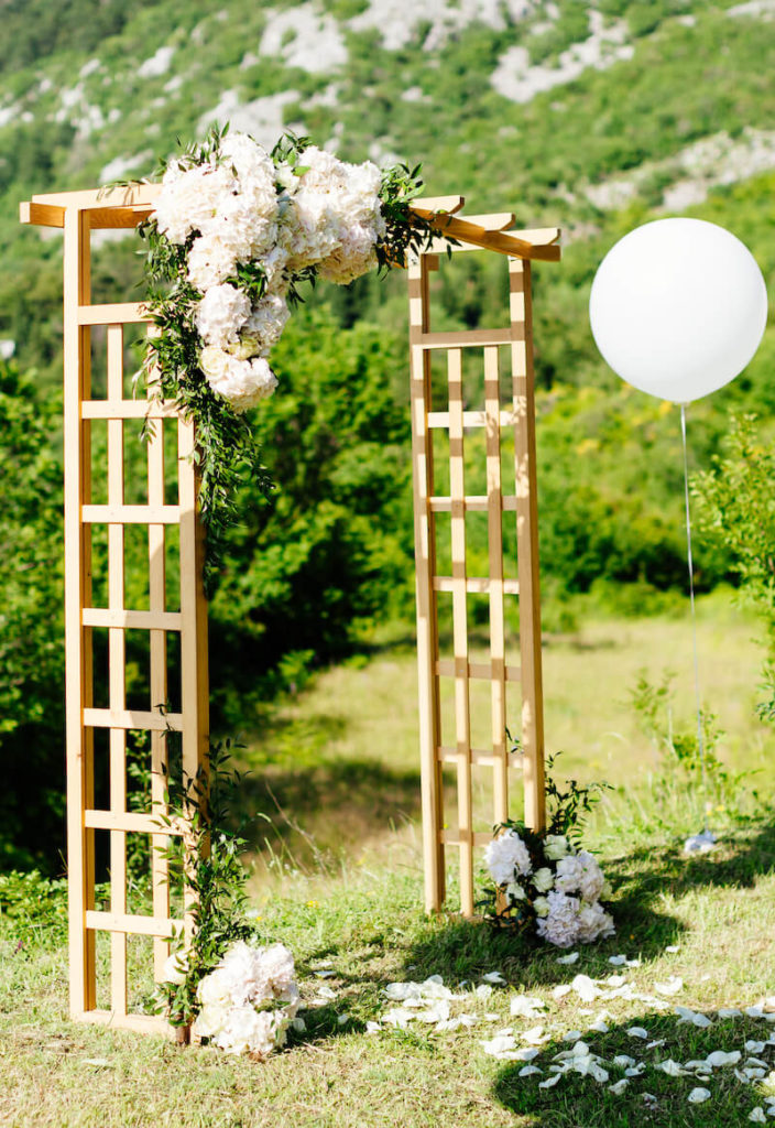 Hochzeitsbogen mit weißer Blumendeko