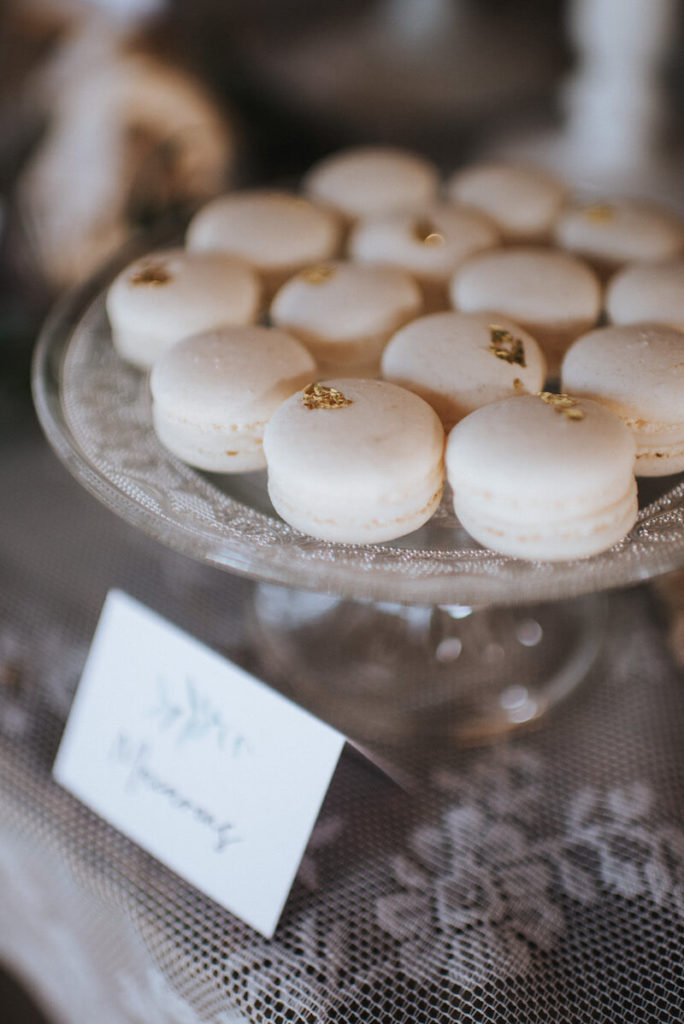 Macarons mit Blattgold, Fotografie: Kati Fine Art Photo, Hochzeitstorte & Sweets: Carmens Kuchenwunder