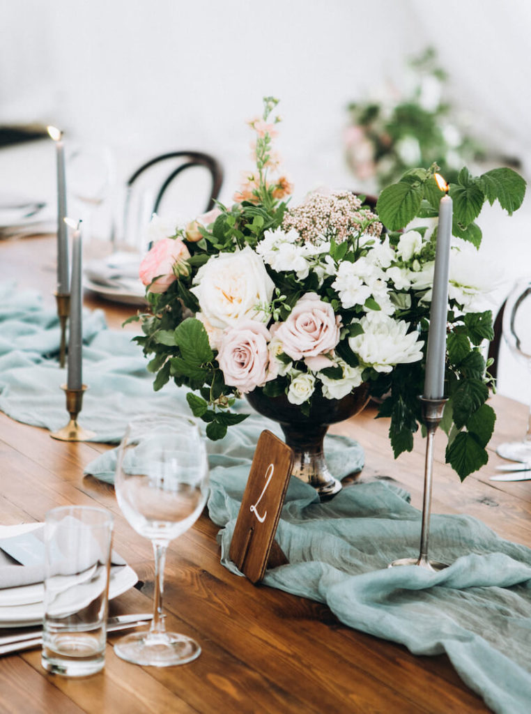 Hochzeitstisch mit grünem Tischläufer