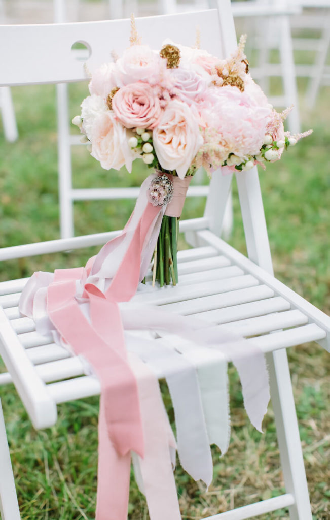 Eleganter Brautstrauß mit Rosa Seidenbändern
