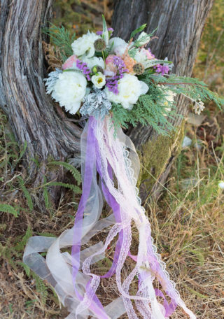 Brautstrauß lila mit Seiden- und Spitzenbändern