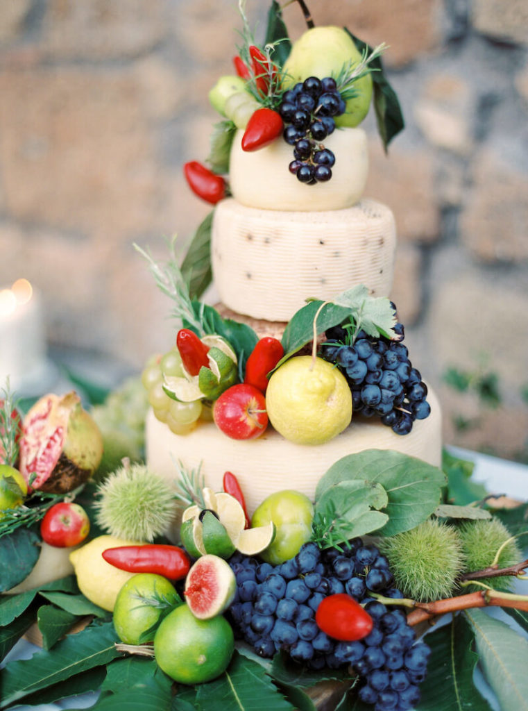 Käse Hochzeitstorte mit Früchten