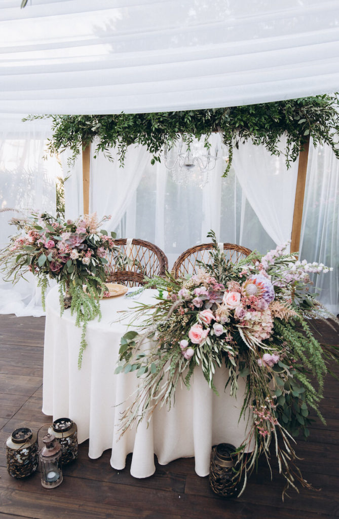 Brauttisch mit tropischer Blumendeko