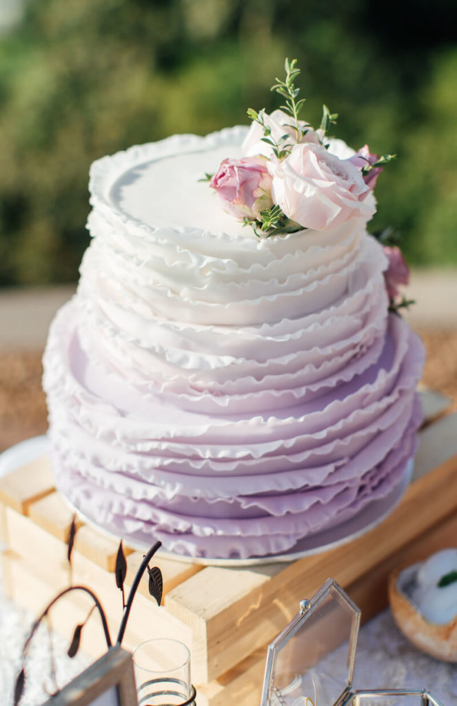 Hochzeitstorte violett mit Rüschen