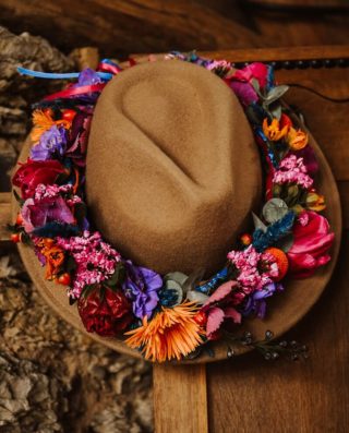 Braut Hut mit Blumenkranz