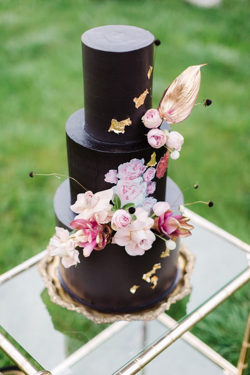 elegante schwarze Hochzeitstorte mit Blumendeko