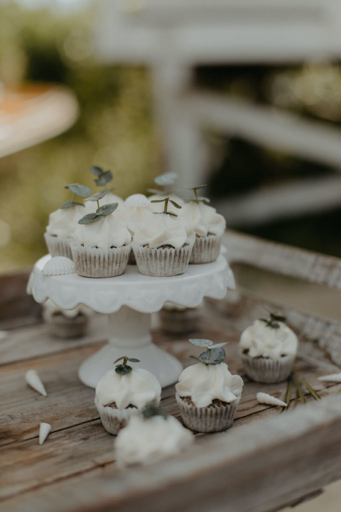 Rustikaler Sweet Table mit weißen Cupcakes